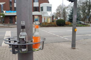 Das Bild zeigt einen Pfandring mit zwei Pfandflaschen.
