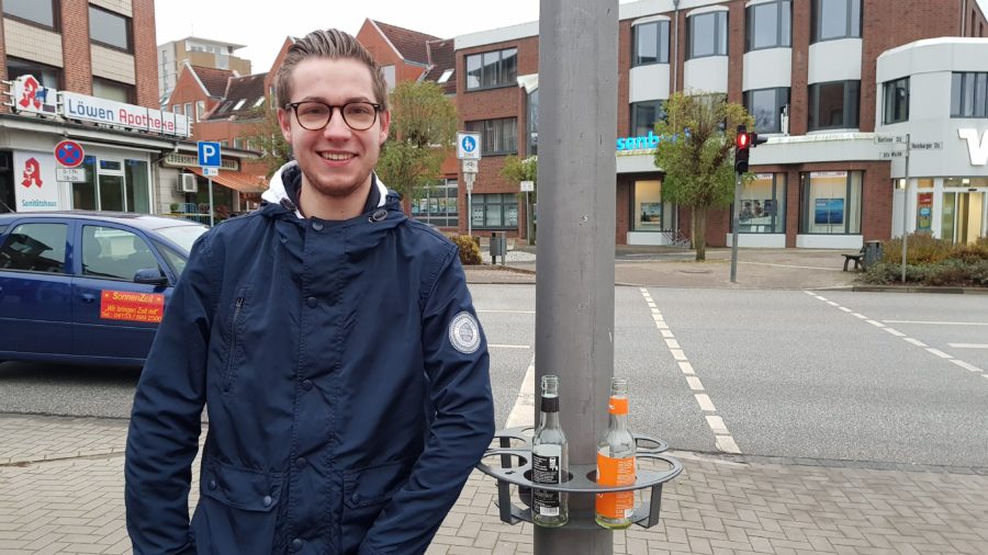 Das Bild zeigt den stellvertretenden SPD-Ortsvereinsvorsitzenden Henrik Behr links neben den Pfandringen.