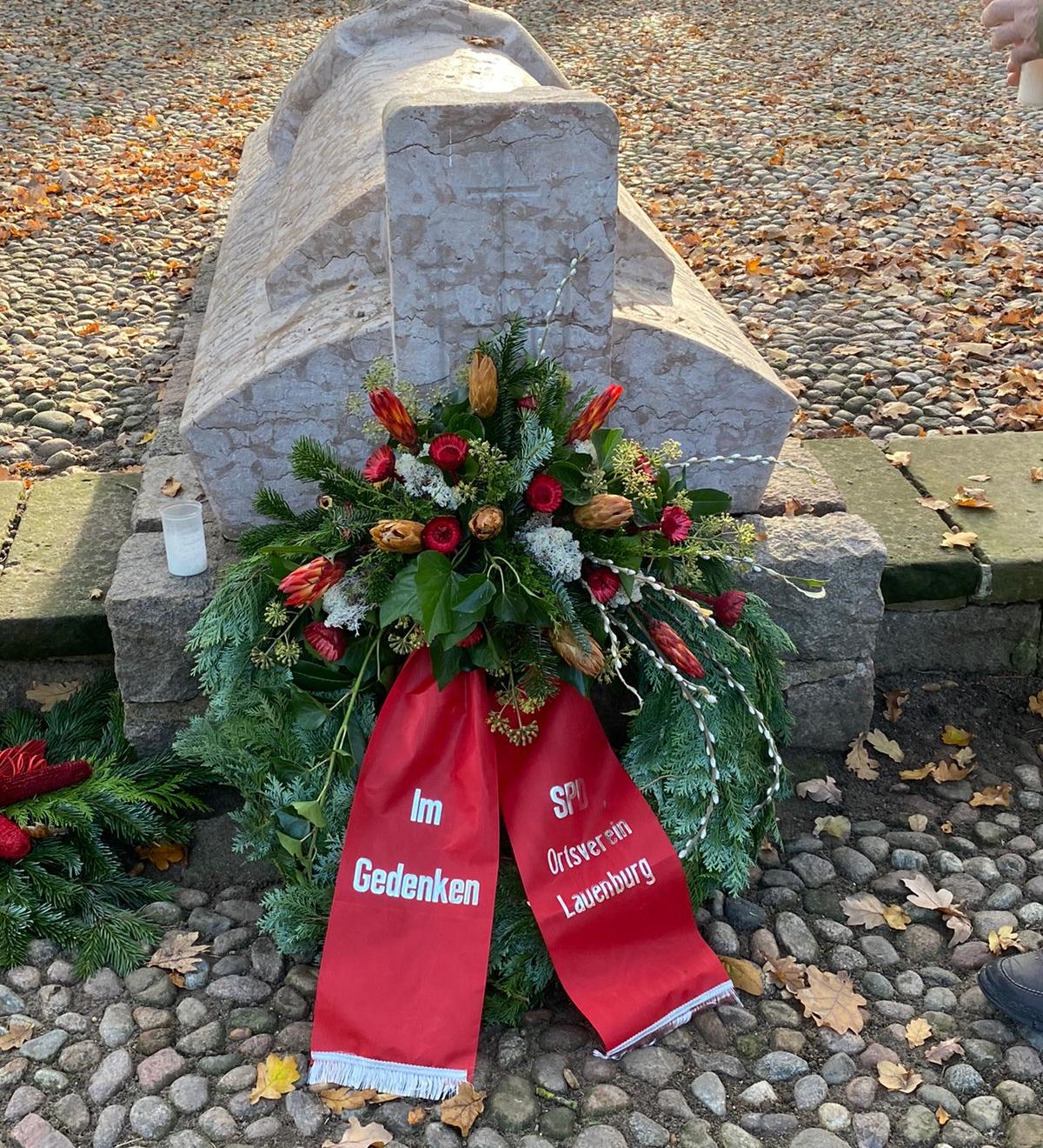 Das Bild zeigt einen Gedenkkranz mit der Aufschrift "Im Gedenken, SPD Ortsverein Lauenburg", der auf dem Ehrenfriedhof in Lauenburg zum Volkstrauertag 2020 niedergelegt wurde.