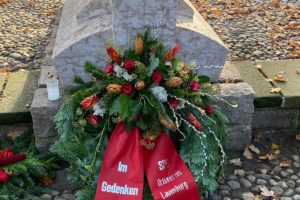 Das Bild zeigt einen Gedenkkranz mit der Aufschrift "Im Gedenken, SPD Ortsverein Lauenburg", der auf dem Ehrenfriedhof in Lauenburg zum Volkstrauertag 2020 niedergelegt wurde.